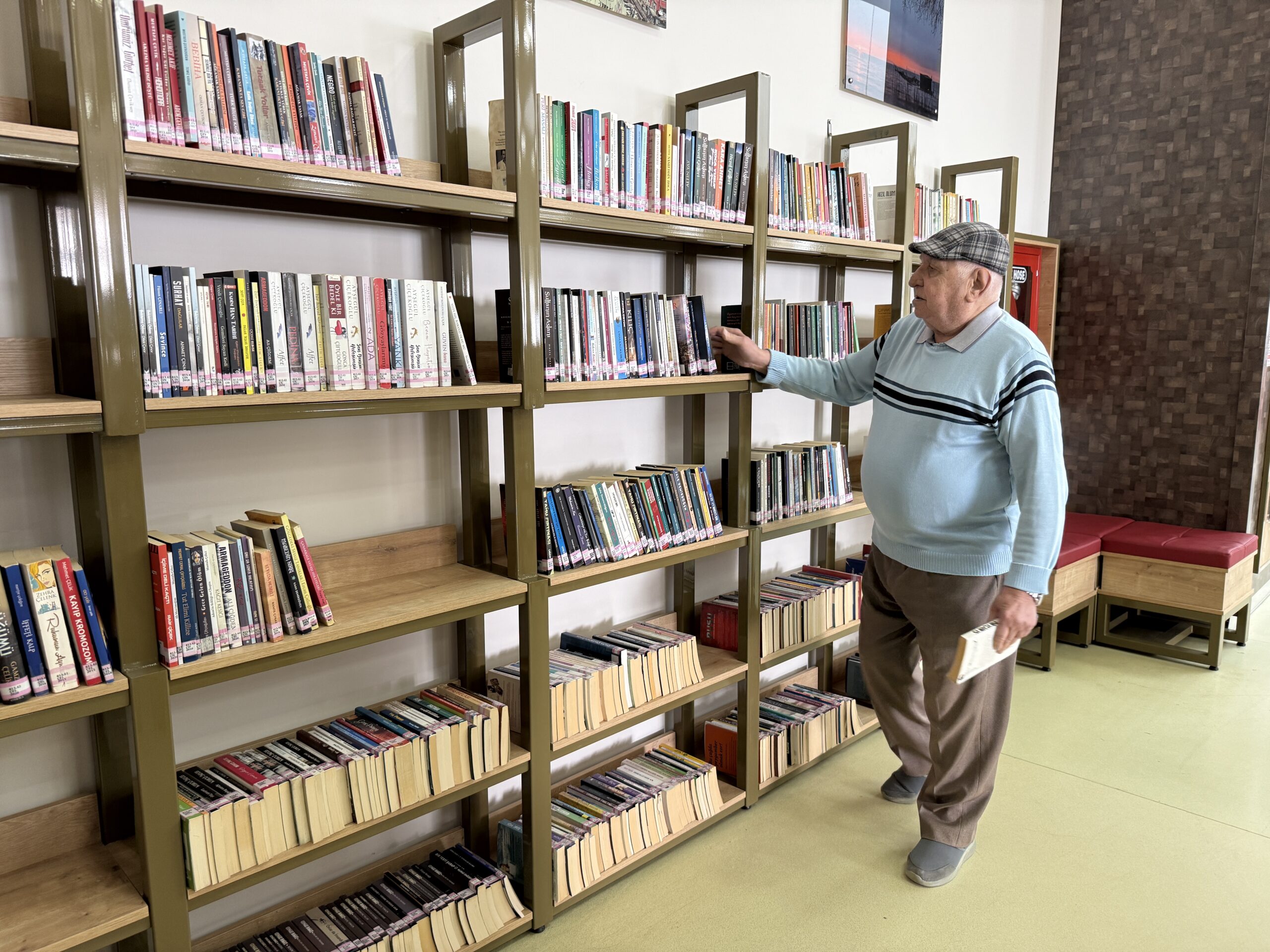 68 yıldır kitap okuyan emekli zabıt katibi