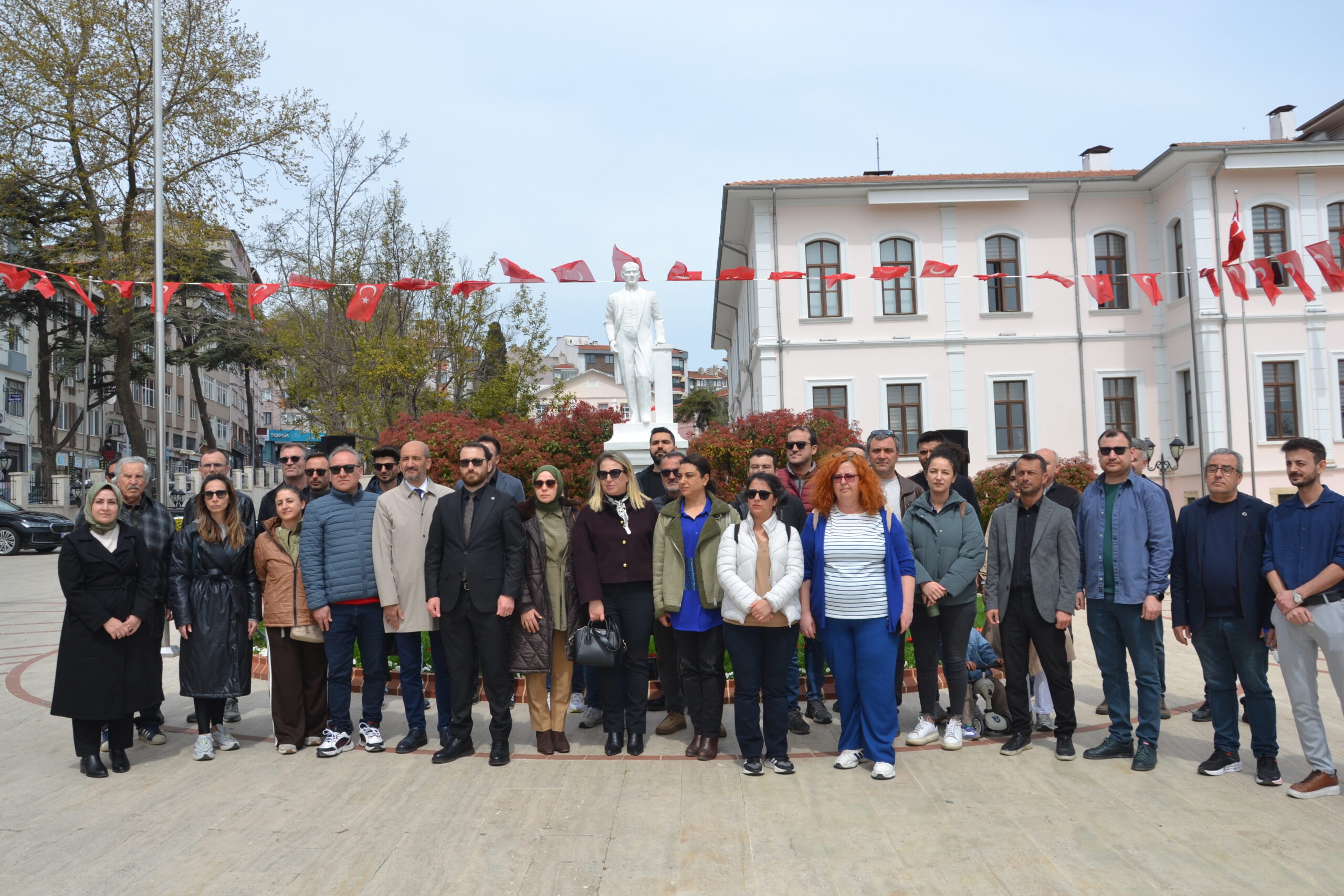 Atatürk Anıtına karanfil bırakıldı