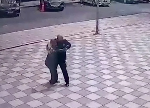 Yaşlı kadına polis yardım etti