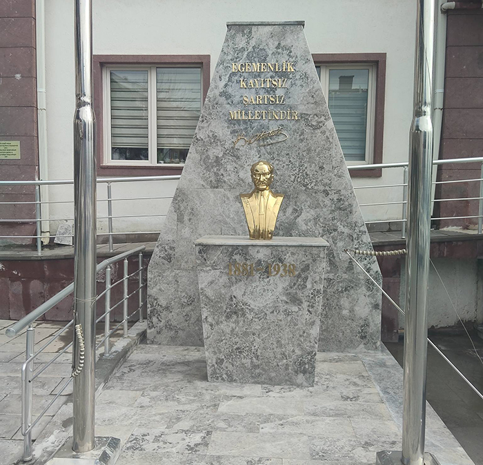Atatürk büstü eksikliği giderildi