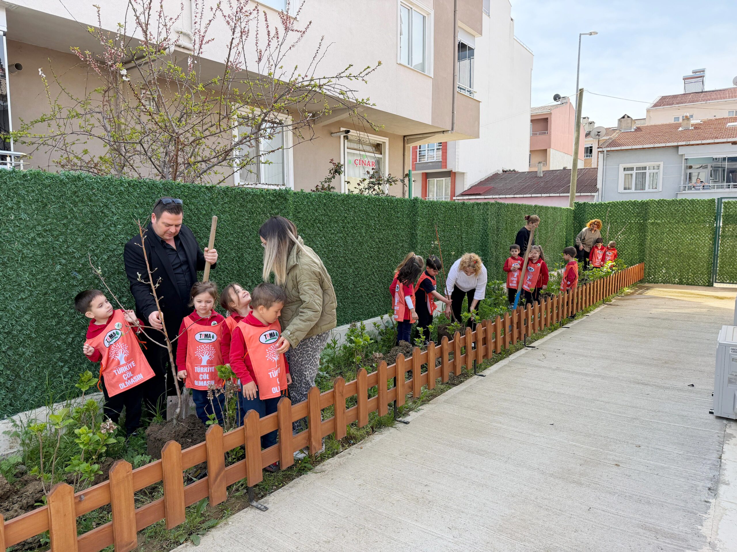 Minikler gelecek için fidan dikti