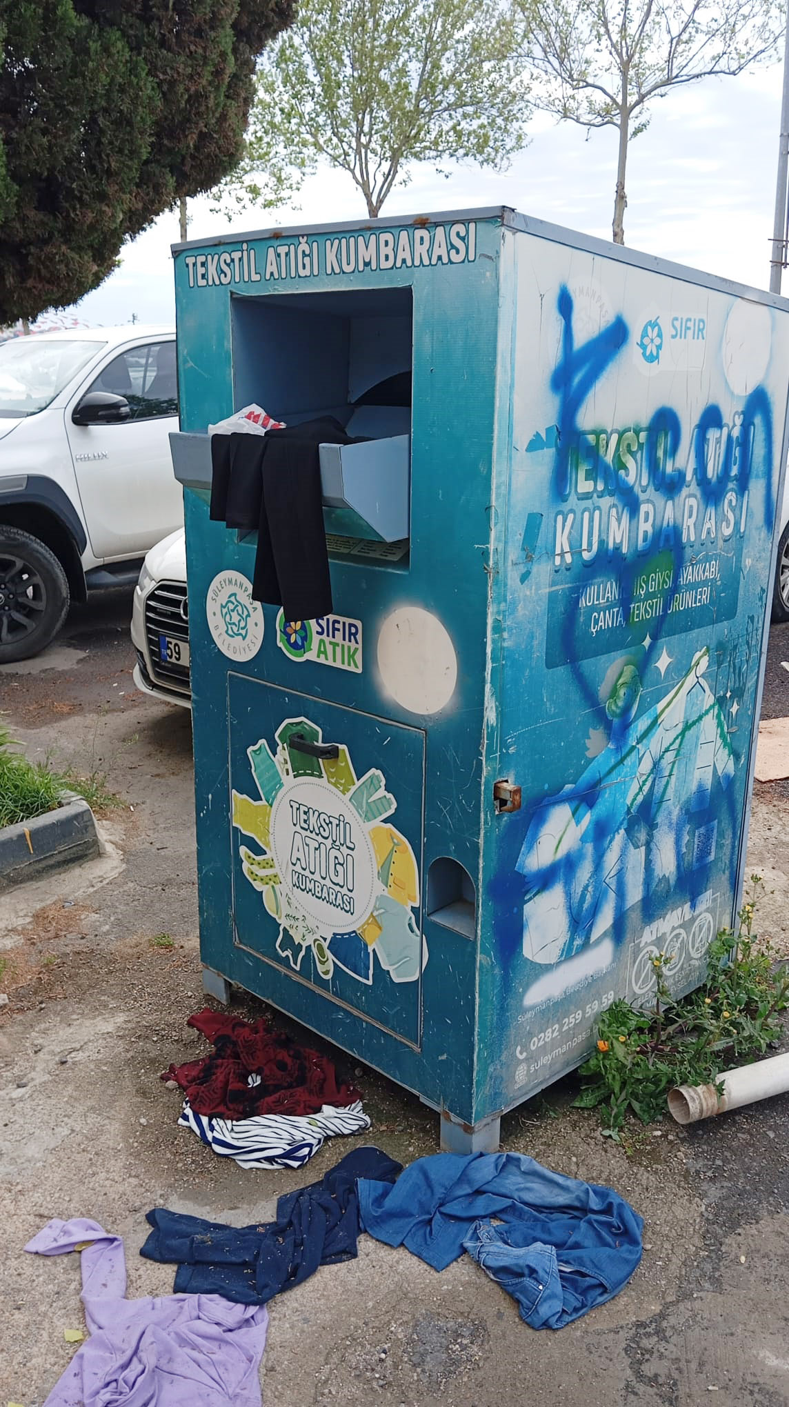 Giysi kumbaraları çöp alanına döndü