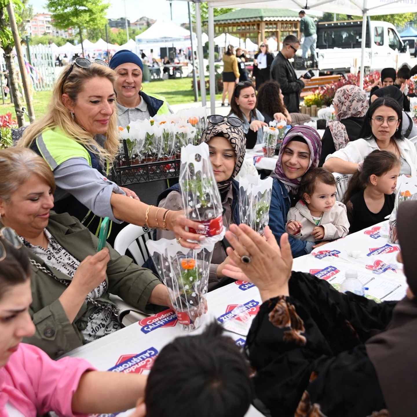 ANNELERİN MUTLULUĞUNA ORTAK OLDU