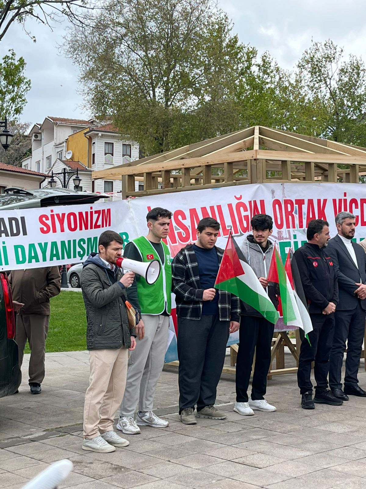‘Öldürülen masumlar için alanlardayız’