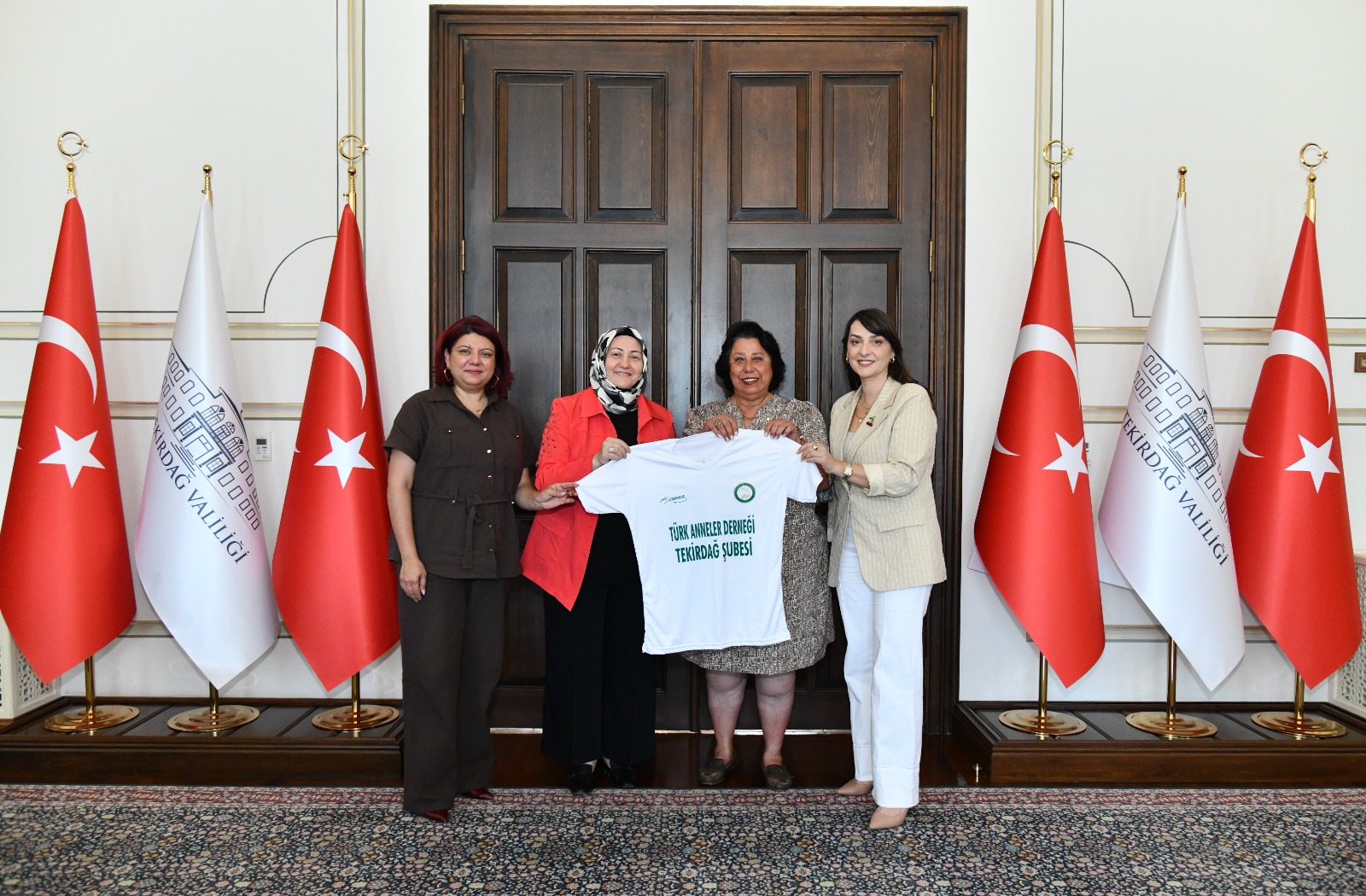 Valinin eşine forma takdim ettiler