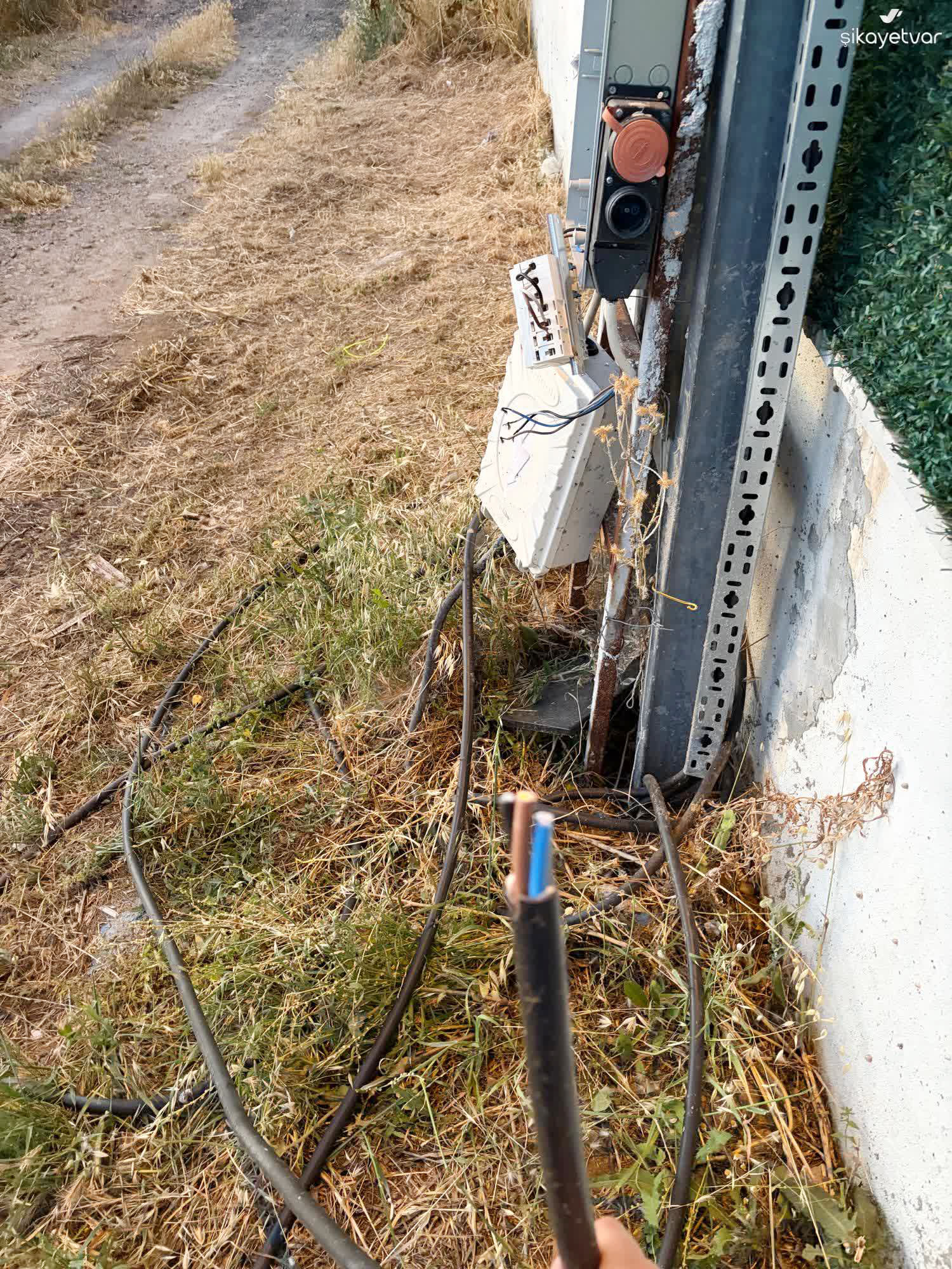 Açıktaki elektrik kabloları tehlike saçıyor