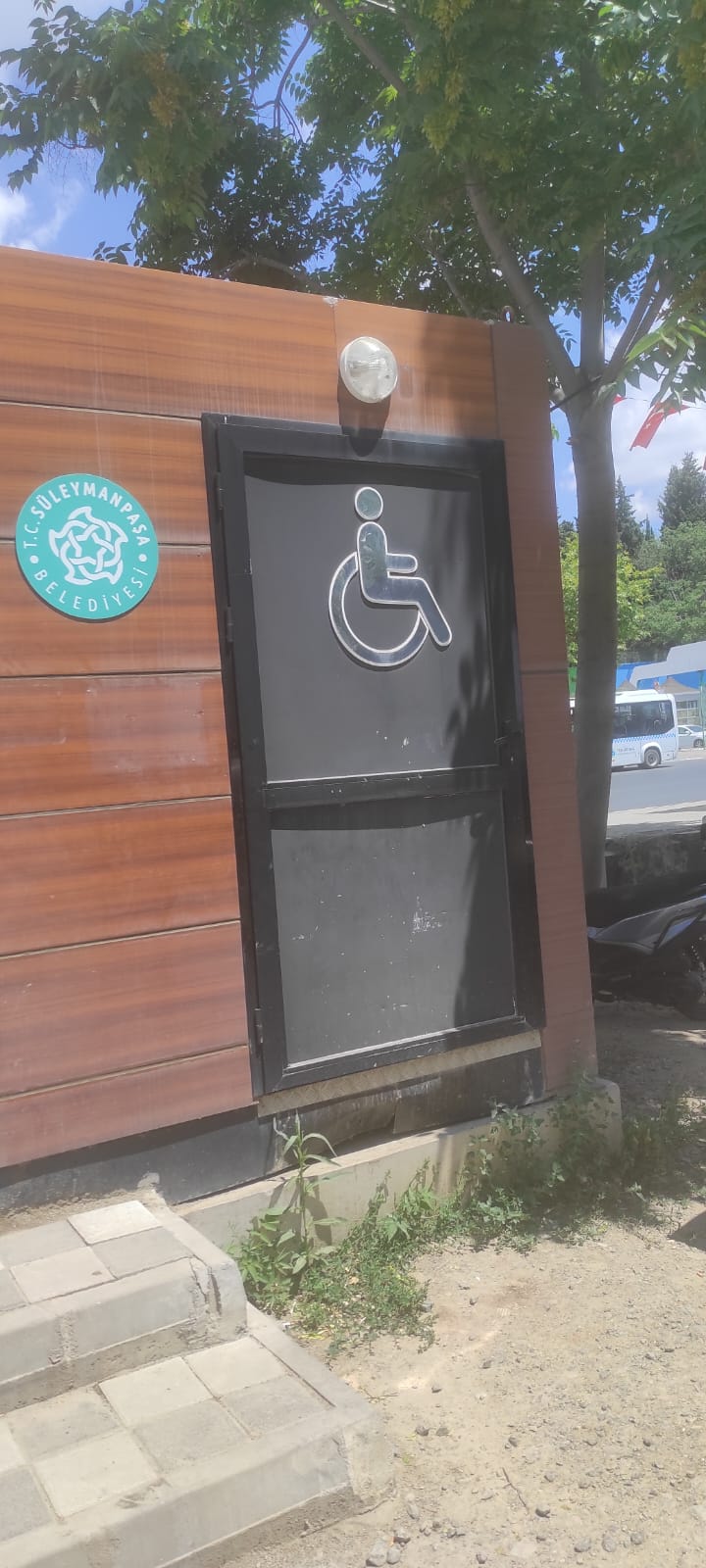 Engelli rampası olamayan engelli tuvaleti