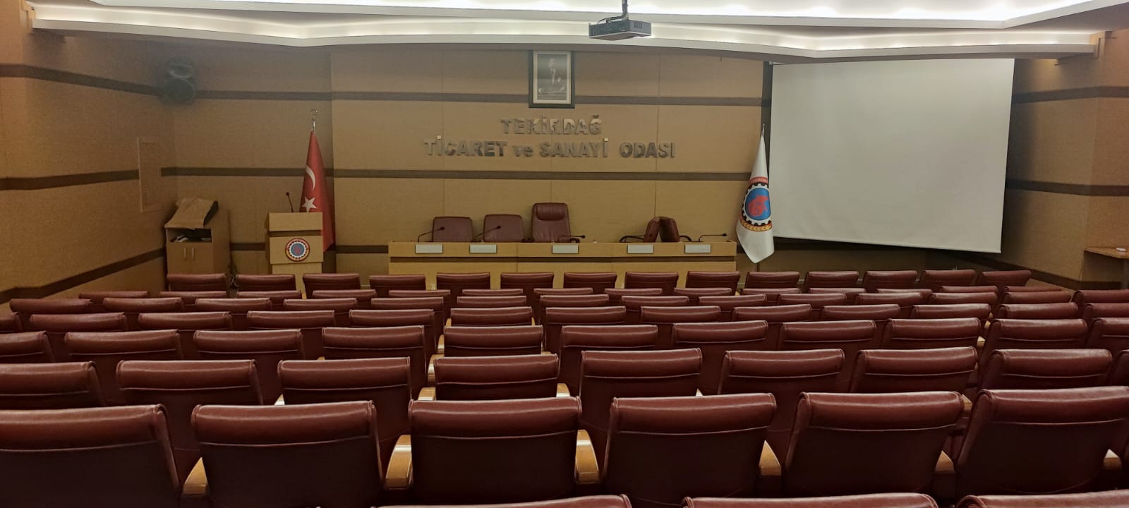 Salon Yine Boş Kaldı