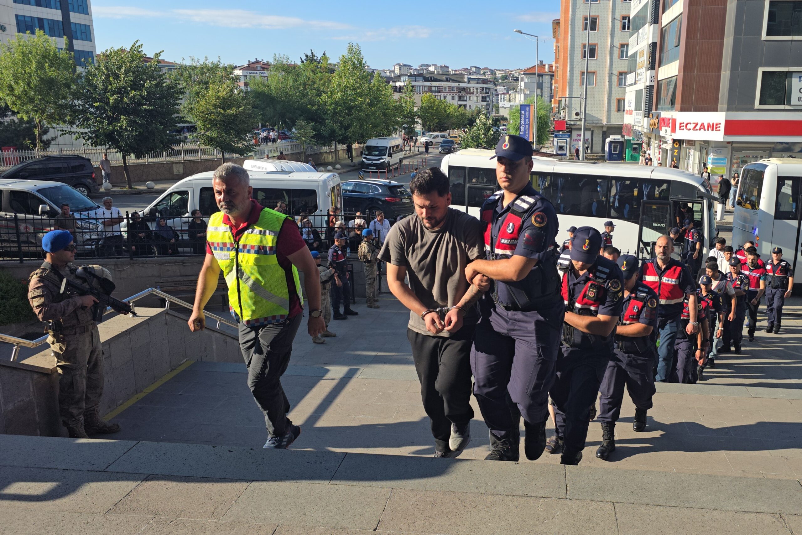 Gözaltına Alınan 23 Şüpheli Tutuklandı