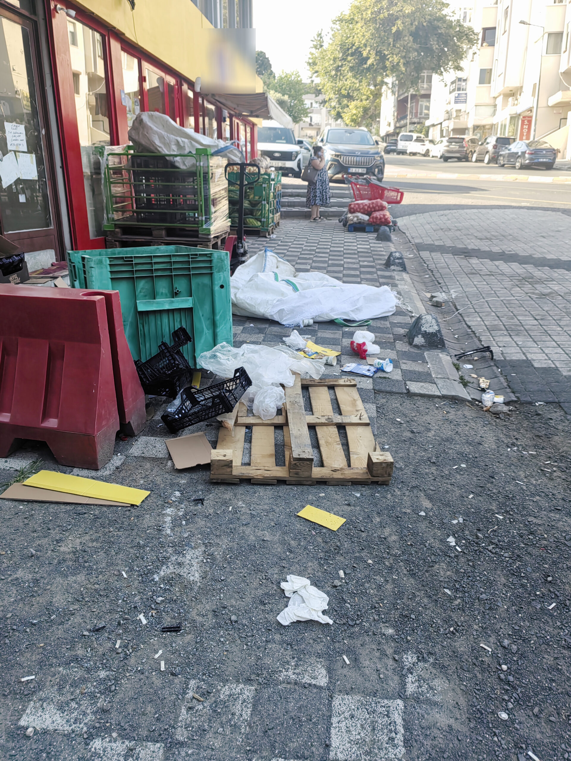 Üç harfli market çevreyi kirletti