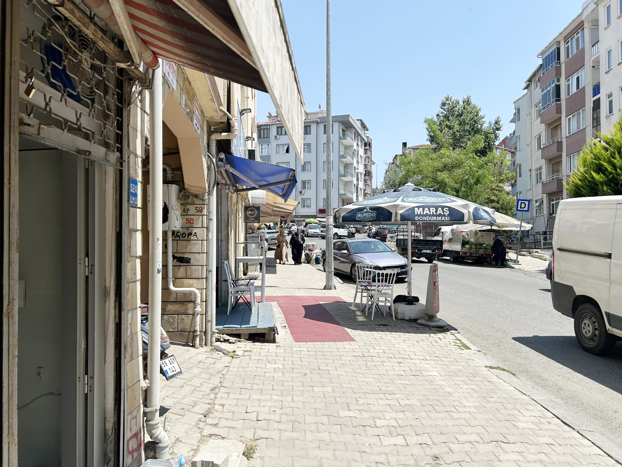 Kaldırımlar işgal altında