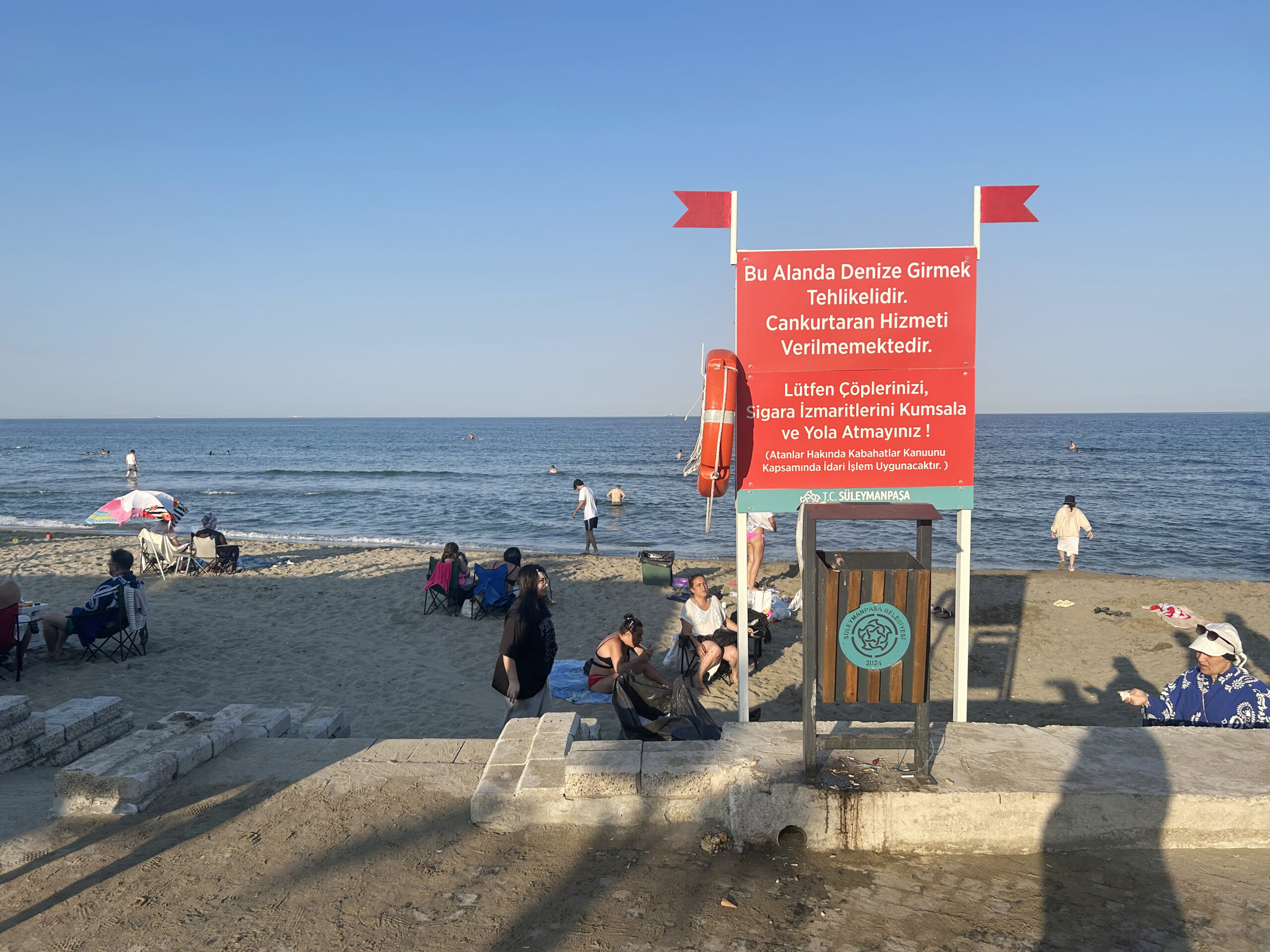 Uyarı levhasına rağmen denize girdiler