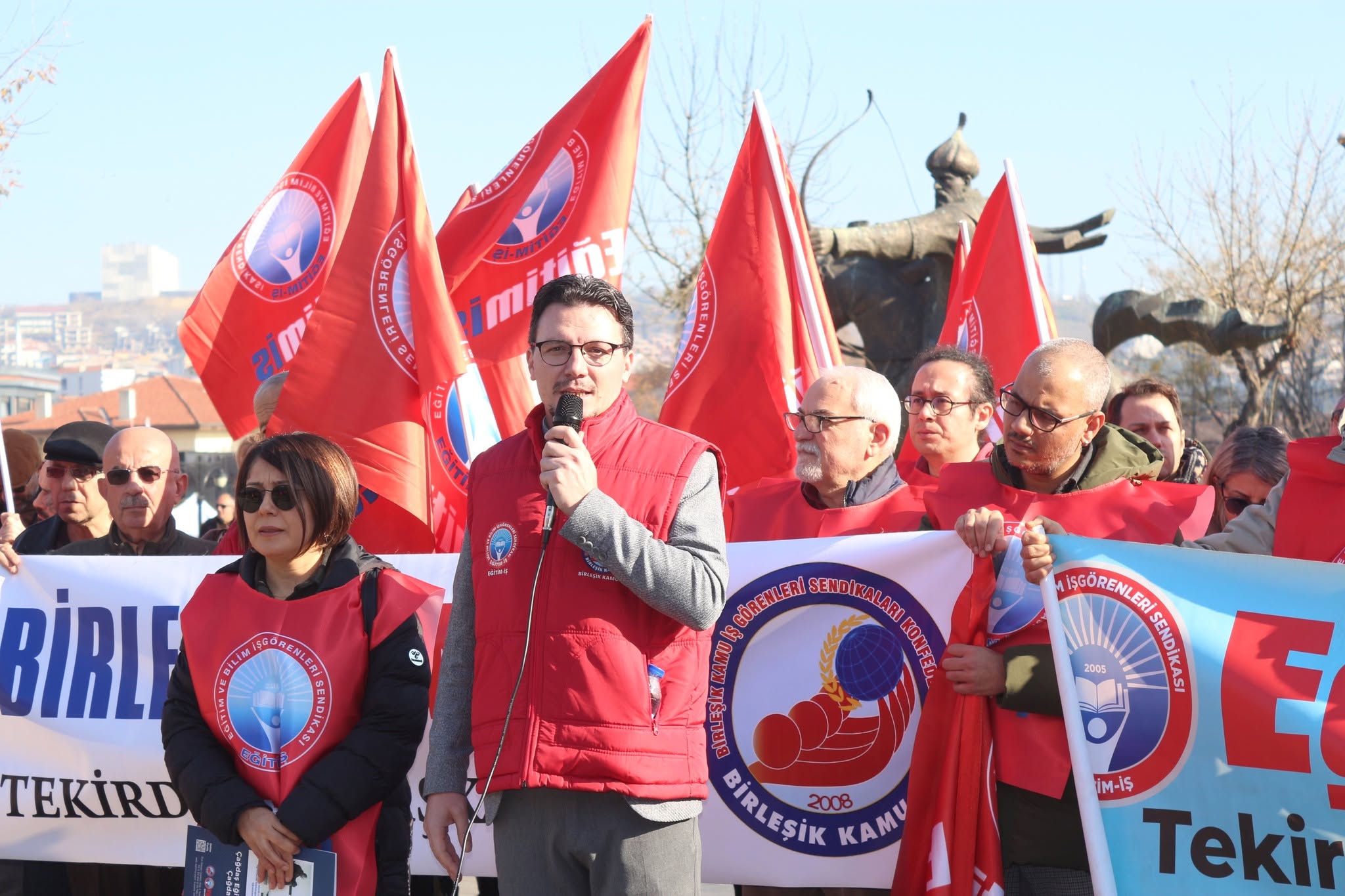  ‘Öğretmenin saygınlığı önlüğünde değil, emeğindedir’