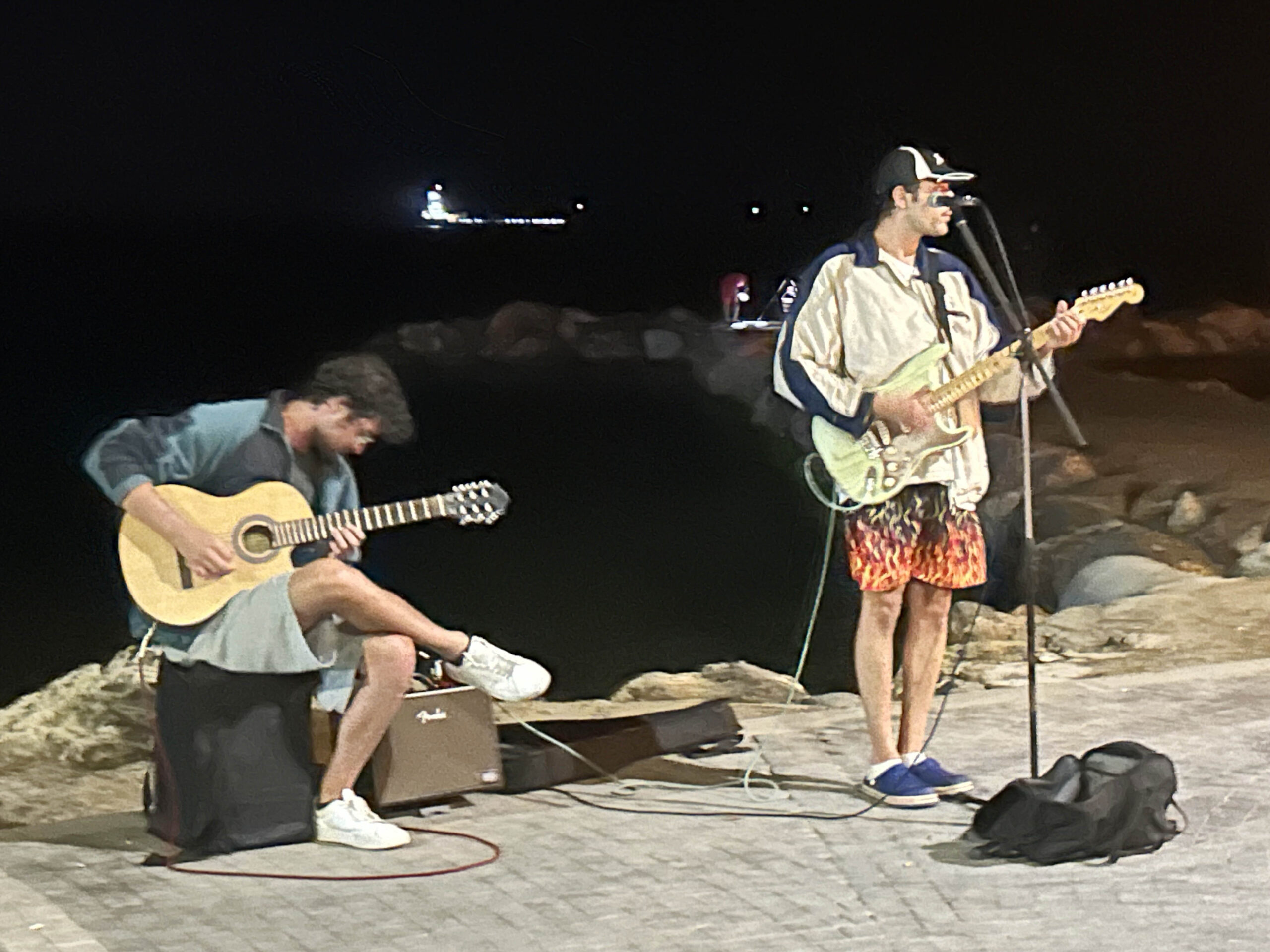 Sahilde gençlerden müzik ziyafeti