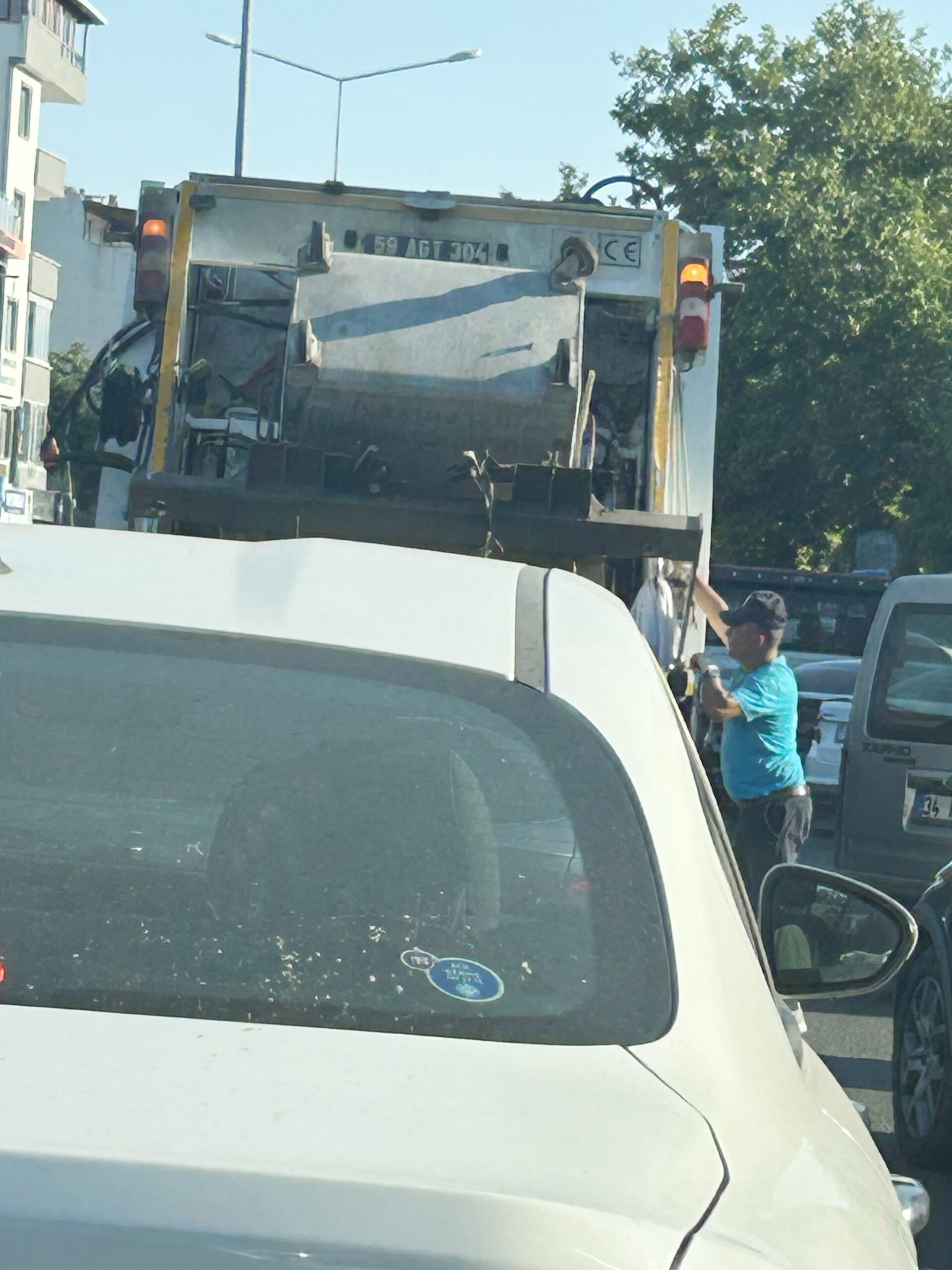 Altınova’da çöp kamyonu isyanı!
