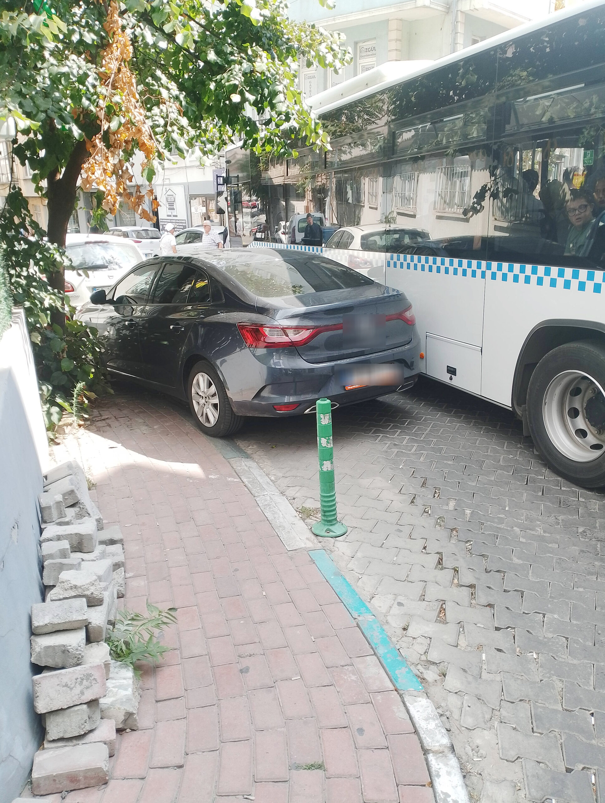 Hatalı park edilen otomobil yolu kapattı