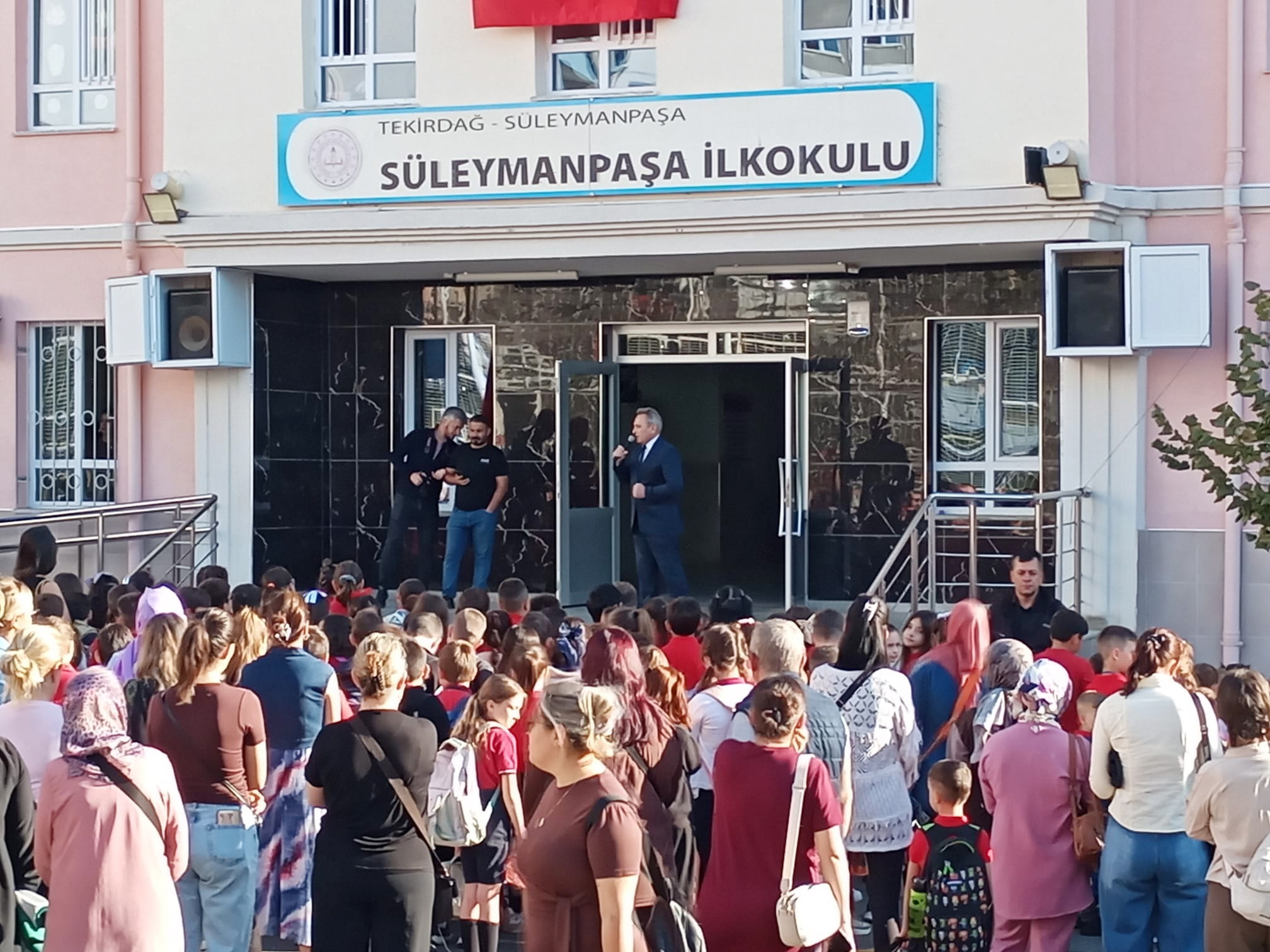 MİNİK ÖĞRENCİLERİN İLK GÜN HEYECANI