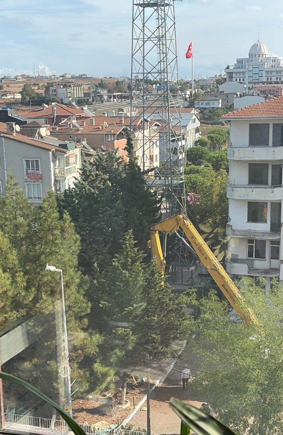 AĞAÇLARA ZARAR VERİLDİ