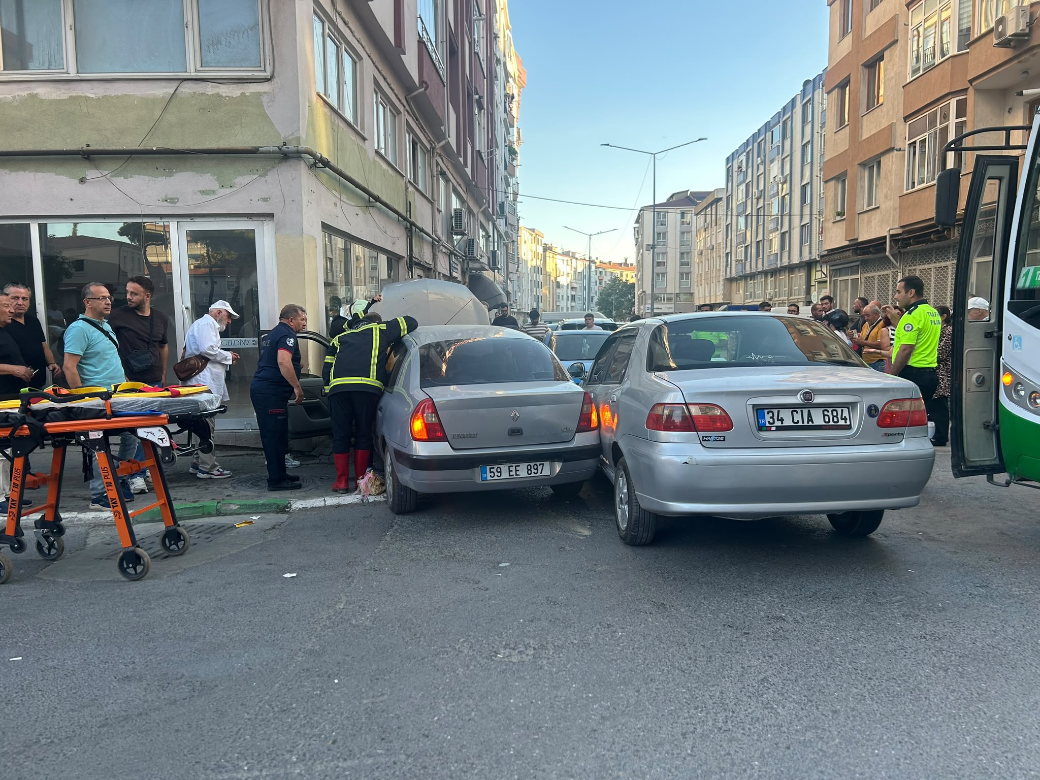 Kırklareli’nde iki otomobil çarpıştı, 3 kişi yaralandı