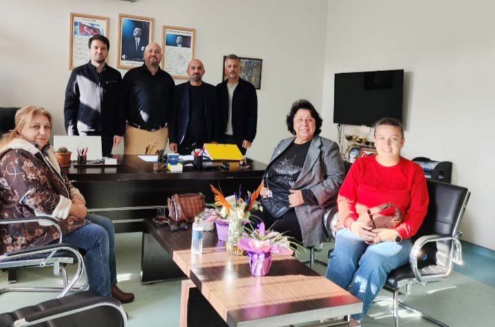 Türk Anneler Derneği Öğrencilerin Yanında