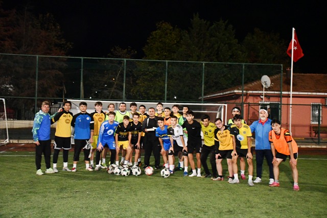 Namık Kemal sahaya çıkıyor