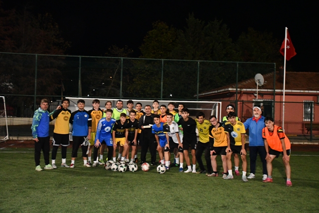 Namık Kemal sahaya çıkıyor